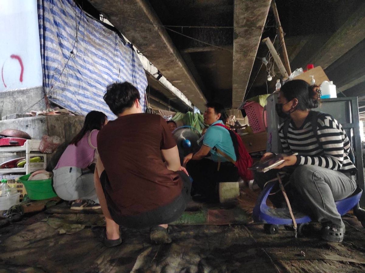 Visiting a family that lives under highway in Soi Sukhumvit 1